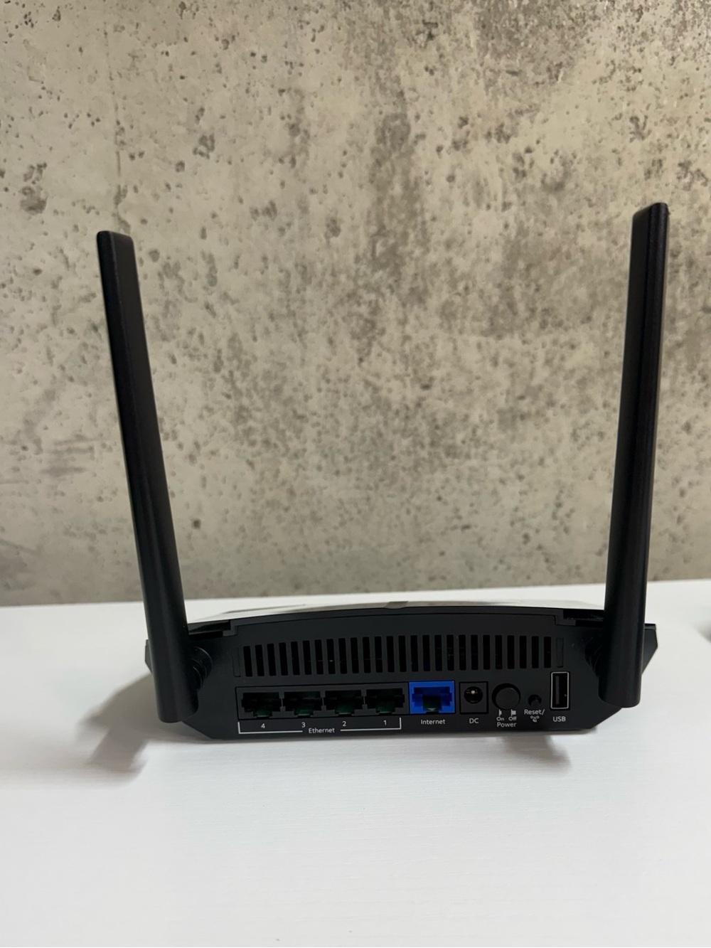 NETGEAR AC1200 R6120 Dual Band WiFi Router - Picture 6 of 8